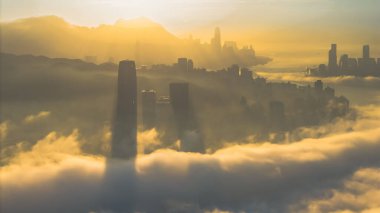 2 Mart 2025 Şafak vakti bulutlarla çevrili sakin bir şehir manzarası