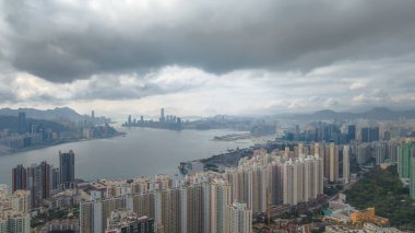 2 Mart 2022 'de binalarla çevrili hareketli şehir limanı perspektifi,