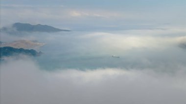 2 Mart 2025 Deniz kenarındaki bir şehrin sisle kaplanmış nefes kesici hava manzarası.