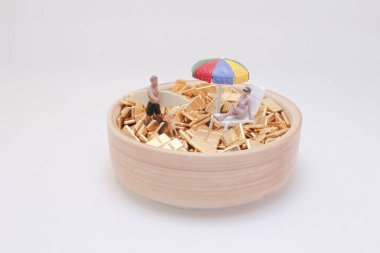 Bir kadın ve erkeğin altın külçelerin üzerinde eşsiz bir tatil yaptıkları sahne..