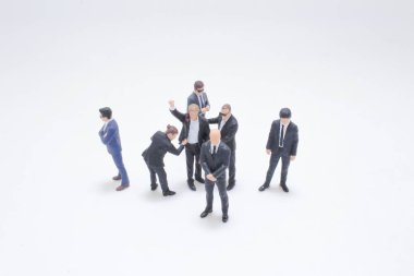 Güvenlik personelini canlandıran bir grup detaylı minyatür figür