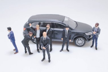 Güvenlik personelini canlandıran bir grup detaylı minyatür figür