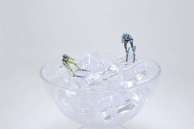 Yokuş aşağı kayakçıların minicik heykelleri şeffaf bir kâse içinde buz küpleri üzerinde poz verdiler.