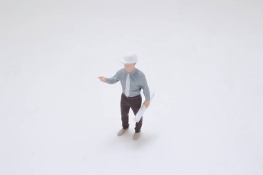 Resmi kıyafet ve güvenlik teçhizatında profesyonellerin elinde proje var.