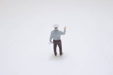 Resmi kıyafet ve güvenlik teçhizatında profesyonellerin elinde proje var.