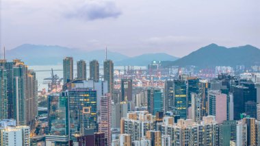 Heykel kıyı manzaralı modern ufuk çizgisi