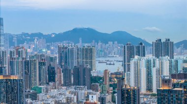 Heykel kıyı manzaralı modern ufuk çizgisi