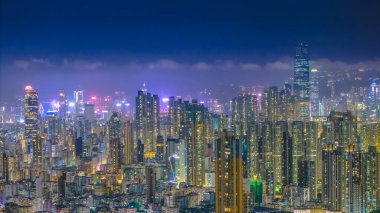 Neon ve yaşamla parıldayan hareketli şehir manzarası