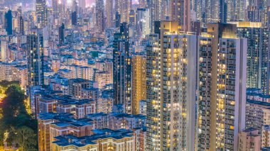 Parlayan neon ışıklarıyla hareketli bir gece pazarı