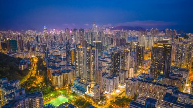 Parlayan neon ışıklarıyla hareketli bir gece pazarı