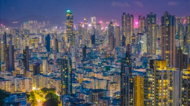 Parlayan neon ışıklarıyla hareketli bir gece pazarı