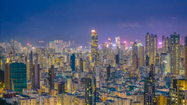 Parlayan neon ışıklarıyla hareketli bir gece pazarı