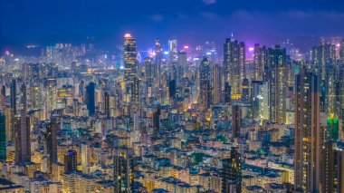 Parlayan neon ışıklarıyla hareketli bir gece pazarı