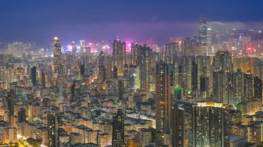 Parlayan neon ışıklarıyla hareketli bir gece pazarı