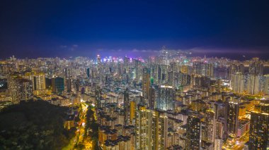 Parlayan neon ışıklarıyla hareketli bir gece pazarı