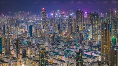 Parlayan neon ışıklarıyla hareketli bir gece pazarı