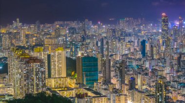 Parlayan neon ışıklarıyla hareketli bir gece pazarı