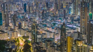 Parlayan neon ışıklarıyla hareketli bir gece pazarı