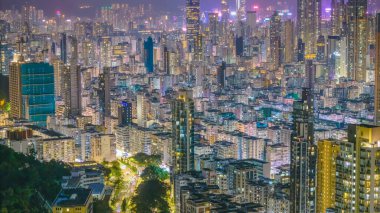 Parlayan neon ışıklarıyla hareketli bir gece pazarı