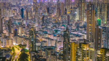 Parlayan neon ışıklarıyla hareketli bir gece pazarı