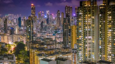 Parlayan neon ışıklarıyla hareketli bir gece pazarı