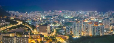 Şehrin gece manzarası altında parlayan tarihi konut blokları