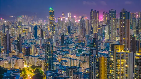 Parlayan neon ışıklarıyla hareketli bir gece pazarı