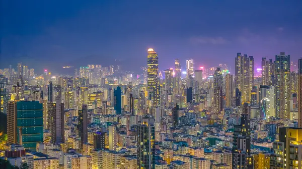 Parlayan neon ışıklarıyla hareketli bir gece pazarı