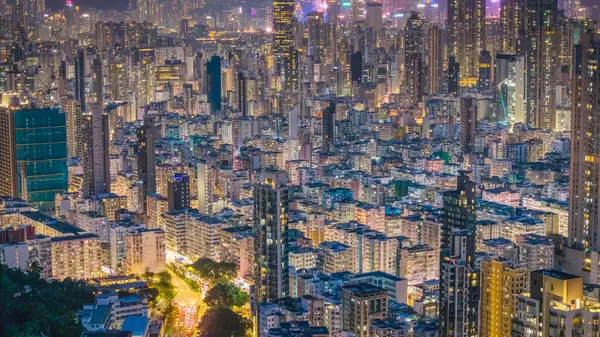 Parlayan neon ışıklarıyla hareketli bir gece pazarı