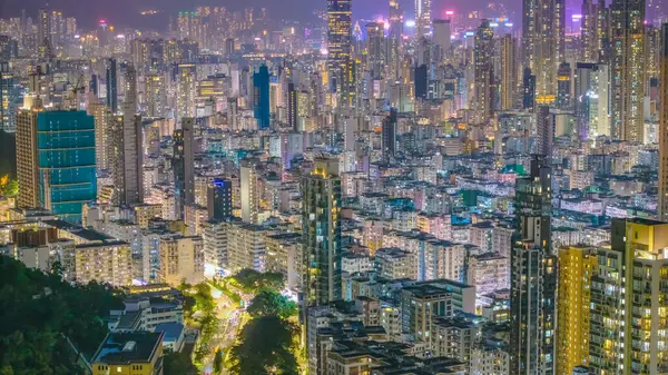 Parlayan neon ışıklarıyla hareketli bir gece pazarı