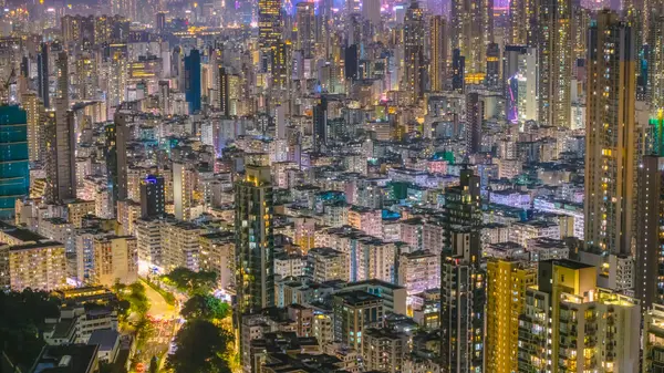 Parlayan neon ışıklarıyla hareketli bir gece pazarı