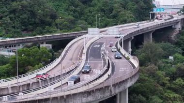 Manzara Tai Po Yolu, 18 Temmuz 2025 'te Hong Kong boyunca uzanıyor.