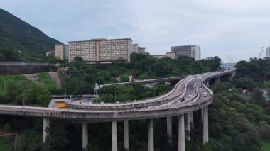 Manzara Tai Po Yolu, 18 Temmuz 2025 'te Hong Kong boyunca uzanıyor.