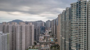 Tseung Kwan Bölgesi 'nde şehir silueti ve liman hayatı