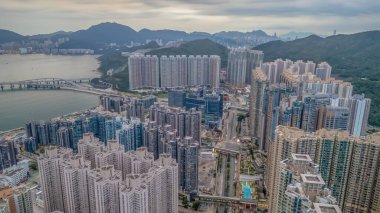 Tseung Kwan Bölgesi 'nde şehir silueti ve liman hayatı