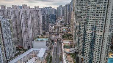 Tseung Kwan Bölgesi 'nde şehir silueti ve liman hayatı