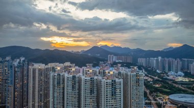 Tseung Kwan Bölgesi 'nde şehir silueti ve liman hayatı