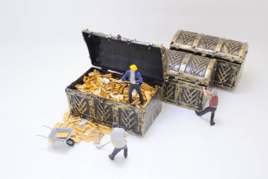 Heykeller, içi dolu hazine sandıklarıyla aktif olarak meşgul.