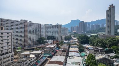 yerleşim yerleri yüksek binalar, kalabalık pazarlar.