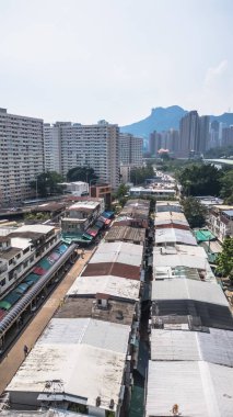 yerleşim yerleri yüksek binalar, kalabalık pazarlar.