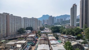 yerleşim yerleri yüksek binalar, kalabalık pazarlar.