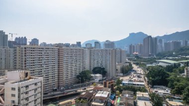 yerleşim yerleri yüksek binalar, kalabalık pazarlar.