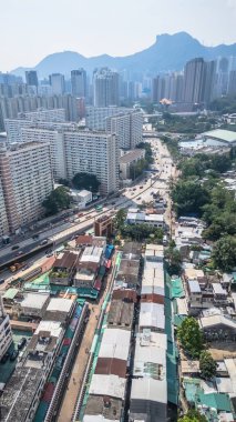 yerleşim yerleri yüksek binalar, kalabalık pazarlar.