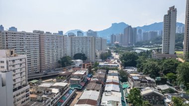 yerleşim yerleri yüksek binalar, kalabalık pazarlar.