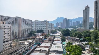 yerleşim yerleri yüksek binalar, kalabalık pazarlar.