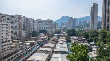 yerleşim yerleri yüksek binalar, kalabalık pazarlar.