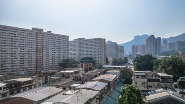 yerleşim yerleri yüksek binalar, kalabalık pazarlar.