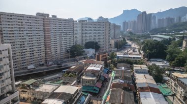 yerleşim yerleri yüksek binalar, kalabalık pazarlar.