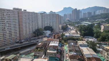 yerleşim yerleri yüksek binalar, kalabalık pazarlar.