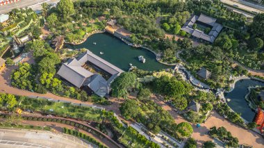 Yeşillik dolu güzel geleneksel Çin bahçesi